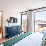 Angelic Centro 2Br, Pool & Jacuzzi, Gated Village